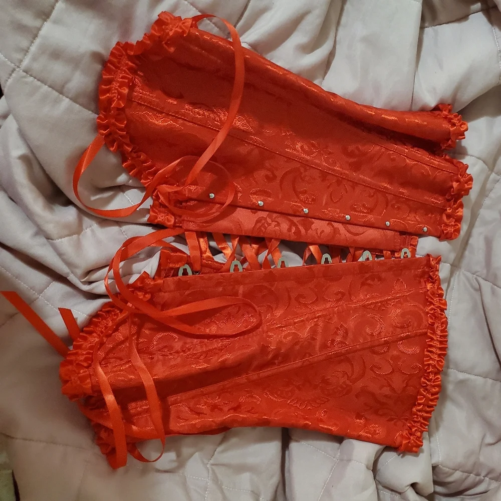 Red Corset. - Picture 4 of 6